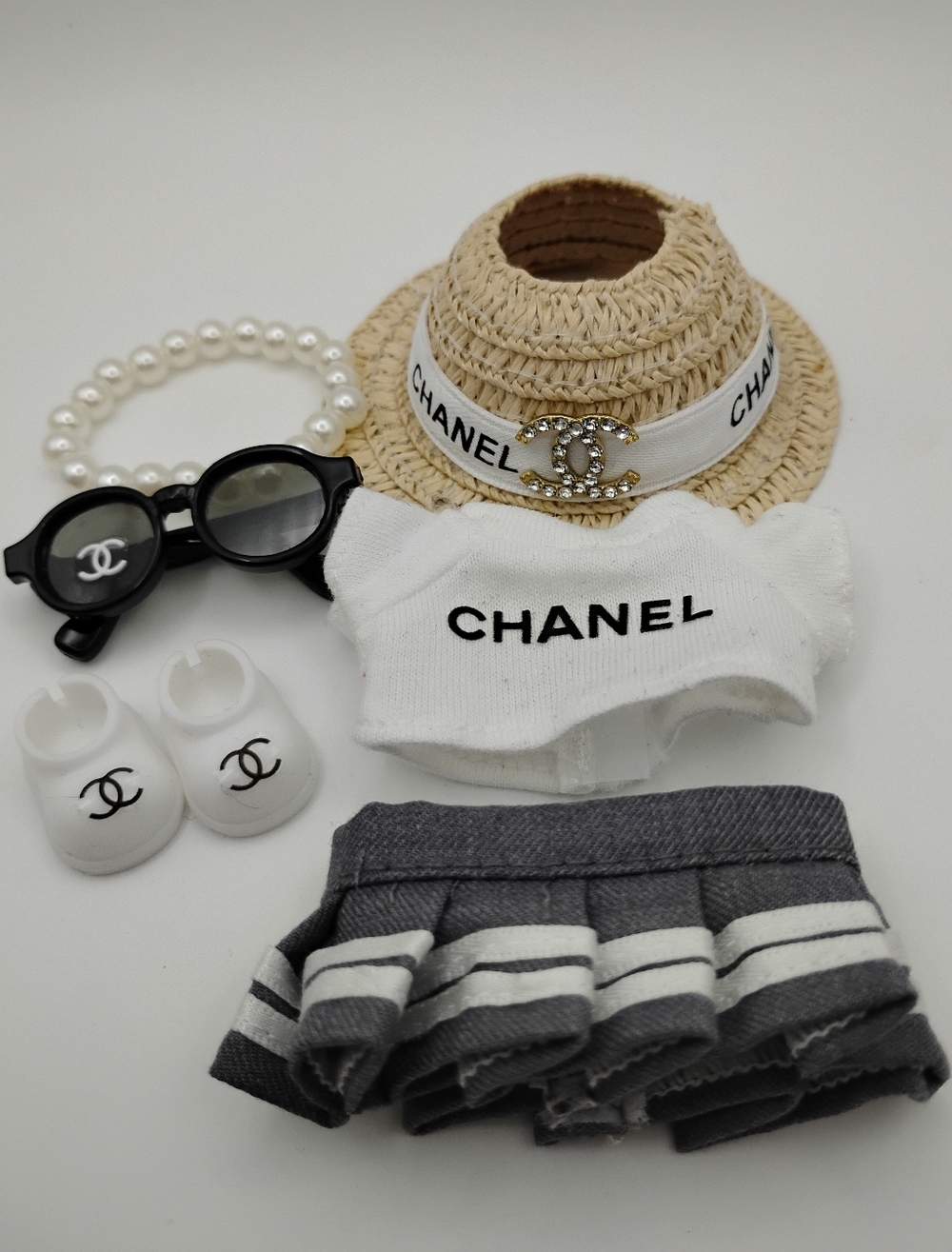 Labubu Pin For Love Outfit With Hat, Necklace, Glasses, & Necklace Brand New - Picture 2 of 3